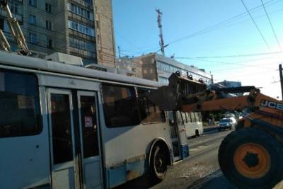 Костромские казусы: троллейбус столкнулся с экскаватором