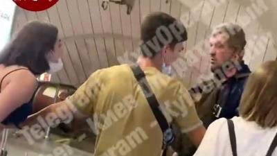 Хлопнул по пятой точке: в метро Киева девушка поколотила здоровенного мужчину – видео 18+