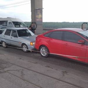 На мосту Преображенского в Запорожье столкнулись три авто. Фото
