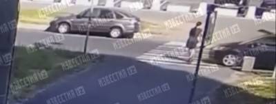 Автомобиль снес девушку на самокате в Санкт-Петербурге