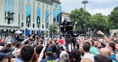 Грузины собрались в центре Тбилиси на "молчаливый митинг" в поддержку ЛГБТ (видео)