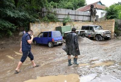 В Крыму от наводнения пострадали 883 автомобиля на сумму 400 млн рублей