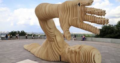 В Киеве установили скульптуру, которая будет участвовать в фестивале Burning Man (фото)