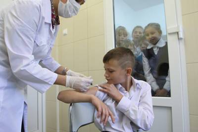 Первые российские подростки получили прививку от коронавируса
