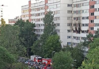 Мужчина выпал из горящей квартиры в Кировском районе Петербурга