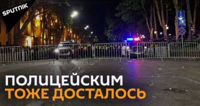 Полицию закидали петардами и дымовыми шашками в Тбилиси - видео