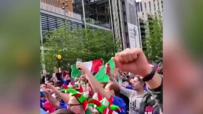 Итальянцы скандируют кричалки рядом с "Уэмбли" перед матчем Евро-2020