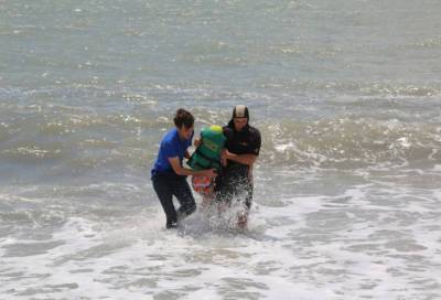 МЧС Абхазии ищут петербурженку, которую унесло в море с тремя детьми