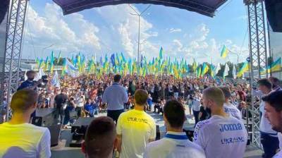 Журналистка опровергла манипуляцию о "выброшенных флагах" Украины во время встречи со сборной