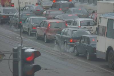 Авария собрала двухкилометровую пробку на КАД в Петербурге