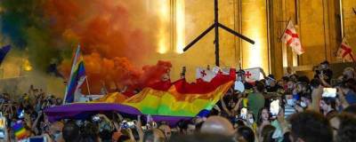 В Тбилиси противники ЛГБТ-сообщества у парламента сожгли флаг ЕС