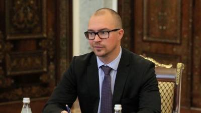 За что задержали в Петербурге эстонского дипломата? — ответ в репортаже