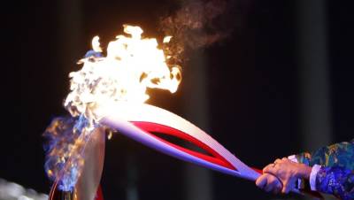 Японка попыталась затушить олимпийский огонь в знак протеста против Игр в Токио