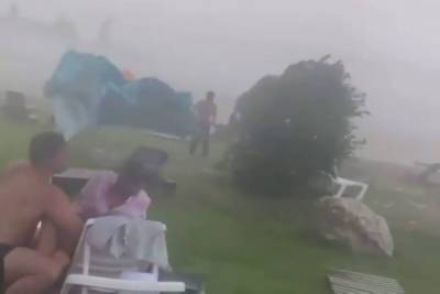 Ураган обрушился на отдыхающих на пляже под Красноярском