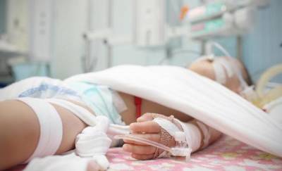 Маленькая девочка, выпавшая из окна в Тюмени, находится в крайне тяжелом состоянии