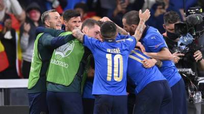 Главные новости за ночь: Италия в финале Евро-2020, поиск тел погибших в авиакатастрофе на Камчатке и рекордное состояние Безоса