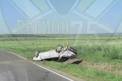 Иномарка перевернулась на дороге в Читинском районе, водитель и пассажир получили травмы