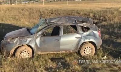 В Башкирии иномарка опрокинулась в кювет: один человек погиб, двое пострадали
