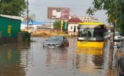 Из-за сильного ливня в Киеве «поплыли» и машины (ВИДЕО)