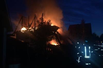 Ночью в Екатеринбурге в крупном пожаре сгорели два домика и ВАЗ-2121