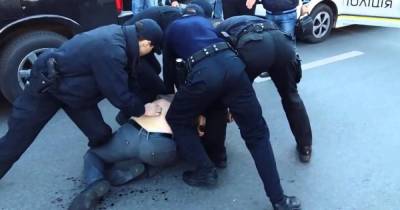 В Киеве полицейские избили иностранца дубинками ради 500 гривен и наушников, - прокуратура