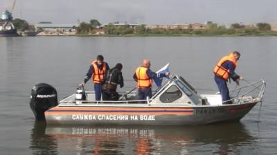 В Астрахани спасатели нашли тело мужчины, утонувшего при опрокидывании гидроцикла