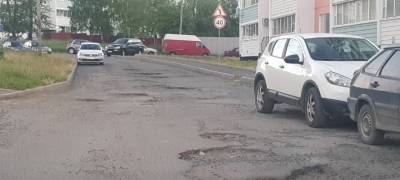 Водителей предупредили об опасных дорожных ямах в новом квартале Петрозаводска (ФОТО)
