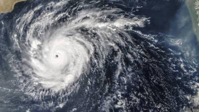 Шторм «Эльза» перерос в ураган и движется к Флориде