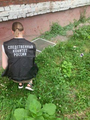 Двухлетняя девочка выпала из окна и получила травмы в Кемерове