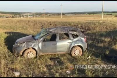 При опрокидывании иномарки в Башкирии водитель погиб, двое пассажиров пострадали