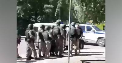 СМИ: В Тюмени в офисе "Сбербанка" захватили заложников