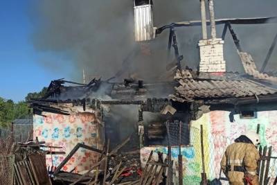 На месте пожара в Починке, в котором погибли 6 человек, работают представители следственных органов