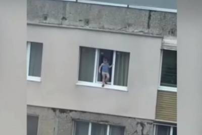 В Мариуполе 4-летний малыш вылез в окно на 9 этаже и напугал соседей