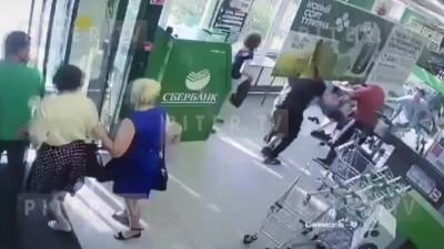 Молодые люди напали на продуктовый магазин в Невском районе