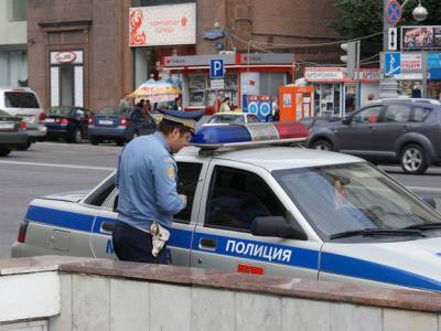 Пьяная женщина без прав врезалась в машину гаишников в Москве