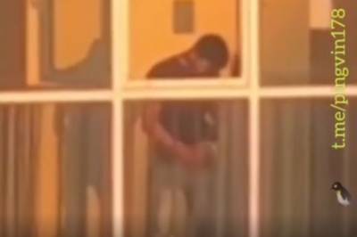 Мужчину, «радующемуся» закату, засняли соседи в Санкт-Петербурге — видео