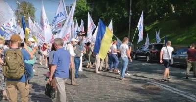 Инвесторы банка "Аркада" перекрыли дорогу возле Кабмина в Киеве, возникли пробки (видео)