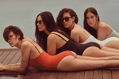 Удивительно помолодевшая Деми Мур с тремя дочерьми снялась в рекламе купальников