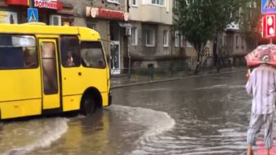 Обрушатся дожди с грозами и град: ГосЧС объявила в Украине первый уровень опасности – каким областям не повезет