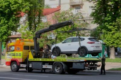 Отстаивала своим телом: в Киеве женщина не давала эвакуатору забрать авто