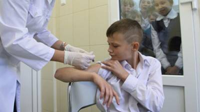 В России ввели вакцину от COVID 11 подросткам. На очереди ещё десятки