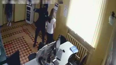 В Феодосии вооруженный грабитель ограбил банк