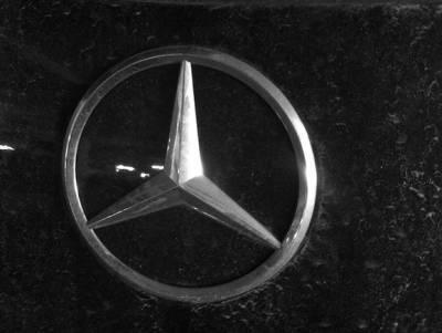 У водителя Mercedes в Москве отобрали сумку с 32 млн рублей