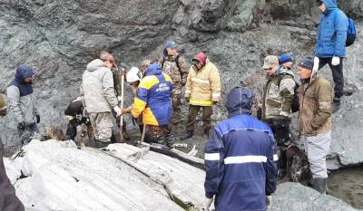 Спасатели обнаружили на месте крушения Ан-26 останки 19 человек