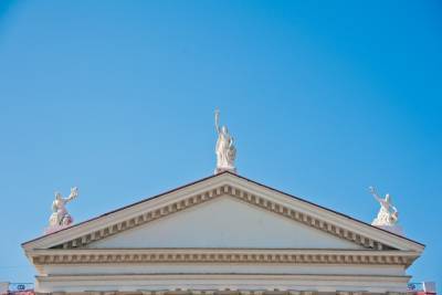 В Волгограде реставрируют статуи муз на крыше НЭТа