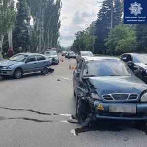 На Днепровском шоссе водитель «Ланоса» врезался в припаркованное авто. Фото