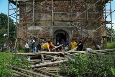 Волонтеры и отдыхающие лагеря помогли в восстановлении храма в Тверской области