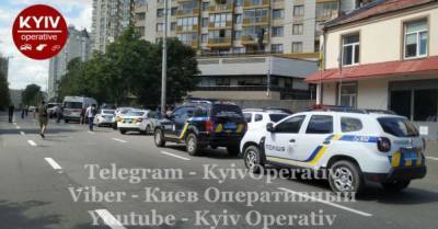 В Киеве обстреляли полицию, прибывшую по вызову о конфликте в квартире: ее штурмуют