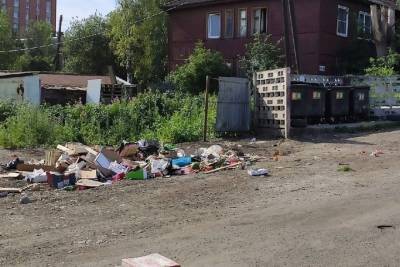 Опять навалили: на улице Достоевского продолжают бороться с чистотой