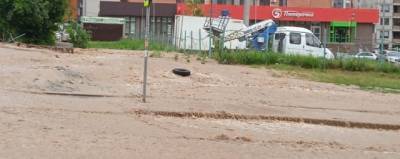 В Ростове из-за прорыва трубы затопило улицу Орбитальную и два автомобиля